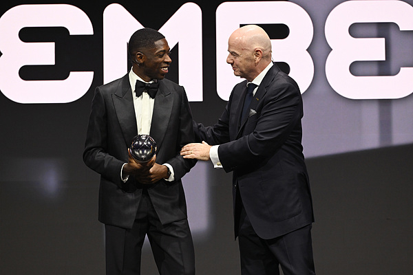 包揽宇宙足球先生和金球奖,登贝莱是当之无愧的2025年足坛第一东说念主